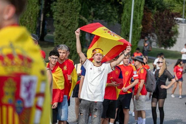Spanish Fans Gather To Watch Spain Vs. France. Fans of the Spanish national football team gather in front of a giant screen set up by the Madrid City Council on the esplanade of the Puente del Rey (King s Bridge) in Madrid Rio Park in Madrid, Spain, on June 26, 2026, to watch the FIFA World Cup, WM, Weltmeisterschaft, Fussball 2026 semi-final match between Spain and France. Madrid Spain  Copyright: xDavidxCanalesx originalFilename:canalescarvajal-spanishf260714_npEqU.jpg