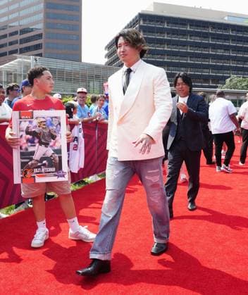 Baseball: MLB, Baseball Herren, USA All-Star Game Munetaka Murakami (C) of the Chicago White Sox walks during a red carpet show ahead of Major League Baseball s All-Star Game at Citizens Bank Park in Philadelphia on July 14, 2026.  A14AA0005623134P
