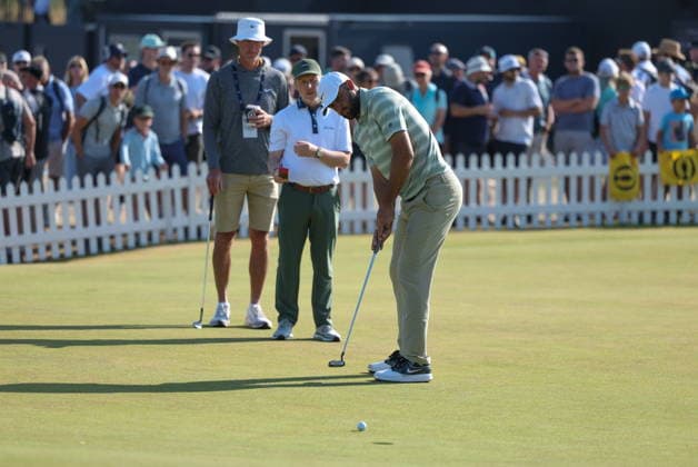 154th Open Golf Championships - Practice Day Scottie Scheffler (R) of the USA on the putting green during practice day at the British Open Golf Championships at Royal Birkdale in Southport, Britain, 15 July 2026. SOUTHPORT United Kingdom  Copyright: xADAMxVAUGHANx