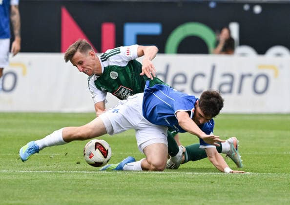 14.07.2026, xsltx, Fussball Testspiel, SV Darmstadt 98 - FC Homburg v.l. Michael Heilig (FC 08 Homburg) bremst Mika Schlosser (SV Darmstadt 98) aus. (DFL DFB REGULATIONS PROHIBIT ANY USE OF PHOTOGRAPHS as IMAGE SEQUENCES and or QUASI-VIDEO) *** July 14, 2026, xsltx, Soccer Friendly Match, SV Darmstadt 98 vs. FC Homburg; Michael Heilig of FC 08 Homburg stops Mika Schlosser of SV Darmstadt 98. DFL and DFB regulations prohibit any use of photographs as image sequences and or quasi-video.