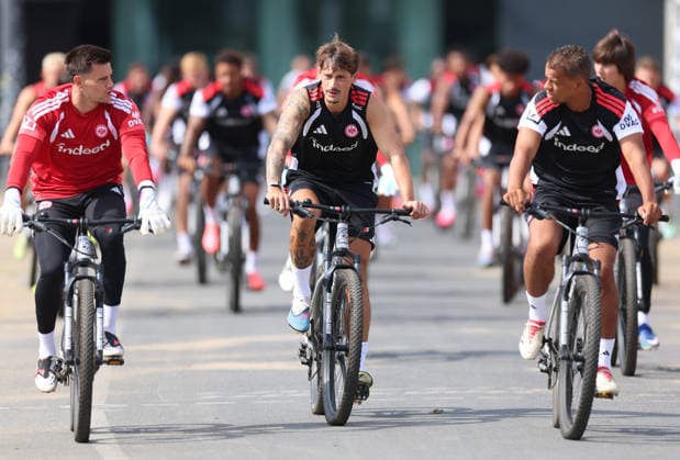 15.07.2026, Fussball Training, Eintracht Frankfurt, v.l., Robin Koch (Eintracht Frankfurt) DFL DFB REGULATIONS PROHIBIT ANY USE OF PHOTOGRAPHS AS IMAGE SEQUENCES AND OR QUASI-VIDEO. xdcx *** July 15, 2026, Soccer Practice, Eintracht Frankfurt, from left: Robin Koch, Eintracht Frankfurt. DFL and DFB regulations prohibit any use of photographs as image sequences and or quasi-video. xdcx Copyright: HMBxMedia Claus