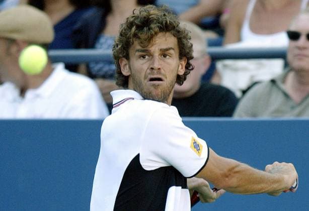 USA TENNIS US OPEN Gustavo Kuerten of Brazil epa000267116 Gustavo Kuerten of Brazil eyes the ball in his match against Kristian Pless of Denmark at the US Open in Flushing Meadows, New York Wednesday 01 September 2004.Pless defeated the 20th seeded Kuerten 6-4, 3-6, 6-1, 7-6. FLUSHING MEADOWS United States  Copyright: xJASONxSZENESx