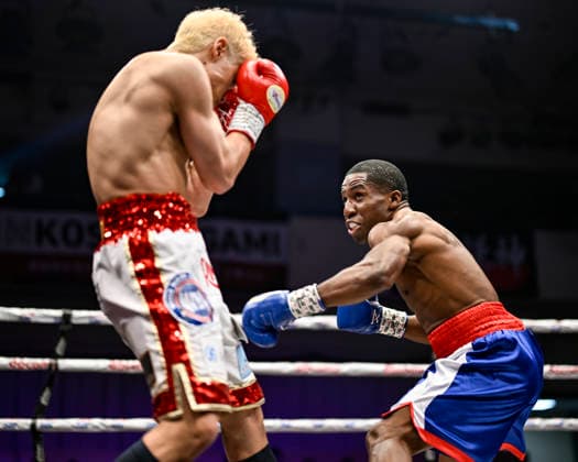 Hayato Tsutsumi (red gloves) of Japan and Felix Batista (blue gloves) of Dominican Republic compete during their WBA Super Featherweight Title Eliminator boxing bout at Korakuen Hall in Tokyo, Japan, July 14, 2026. Noxthirdxpartyxsales  aflo_338074461 HIROAKIxFINITOxYAMAGUCHIx