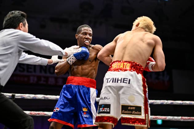 Hayato Tsutsumi (red gloves) of Japan and Felix Batista (blue gloves) of Dominican Republic compete during their WBA Super Featherweight Title Eliminator boxing bout at Korakuen Hall in Tokyo, Japan, July 14, 2026. Noxthirdxpartyxsales  aflo_338074468 HIROAKIxFINITOxYAMAGUCHIx