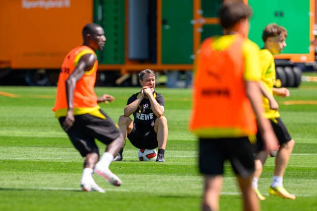14.07.2026: Bundesliga, Borussia Dortmund öffentliches Training, Saisonstart 2026 2027 in Dortmund Trainer Niko Kovac (Borussia Dortmund) sitzt auf einem Ball und beobachtet das Training. *** July 14, 2026: Bundesliga, Borussia Dortmund public training session, start of the 2026–2027 season in Dortmund; Coach Niko Kovac of Borussia Dortmund sits on a ball and watches the training session Copyright: xDavidxInderliedx