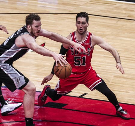 USA BASKETBALL NBA, Basketball Herren, USA San Antonio Spurs at Chicago Bulls epa09080998 San Antonio Spurs center Jakob Poeltl of Austria (L) reaches for a loose ball in front of Chicago Bulls guard Ryan Arcidiacono (R) during the NBA game between the San Antonio Spurs and the Chicago Bulls at the United Center in Chicago, Illinois, USA, 17 March 2021. CHICAGO United States  Copyright: xTANNENxMAURYx