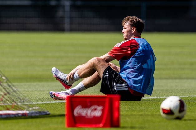 COLOGNE, GERMANY - JULY 15: Rav van den Berg (1. FC Koeln, 33) holding his ankle - injury? - during a training session of season 2026 27 at Geissbockheim on July 15, 2026 in Cologne, Germany. North Rhine Westphalia Germany Copyright: xSteffiexWunderlx