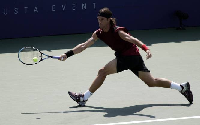 USA TENNIS US OPEN MOYA HITS RETURN TO ROCHUS epa000268944 Number three seed Carlos Moya of Spain chases down a forehand return to Olivier Rochus of Belgium during their third round match at the US Open in Flushing Meadows, New York, Saturday 04 September 2004. NEW YORK United States  Copyright: xELIOTxJ.xSCHECHTERx