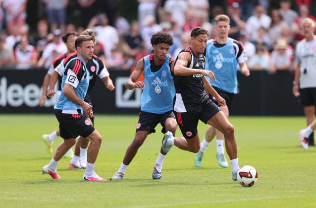 15.07.2026, Fussball Training, Eintracht Frankfurt, v.l., Mario Götze (Eintracht Frankfurt), Malik Pimpong (Eintracht Frankfurt), Younes Ebnoutalib (Eintracht Frankfurt) DFL DFB REGULATIONS PROHIBIT ANY USE OF PHOTOGRAPHS AS IMAGE SEQUENCES AND OR QUASI-VIDEO. xdcx *** July 15, 2026, Soccer practice, Eintracht Frankfurt, from left: Mario Götze (Eintracht Frankfurt), Malik Pimpong (Eintracht Frankfurt), Younes Ebnoutalib (Eintracht Frankfurt). DFL and DFB regulations prohibit any use of photographs as image sequences and or quasi-video. xdcx Copyright: HMBxMedia Claus