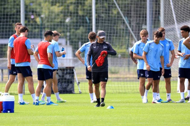 DEU, DFL, 2. FBL Hertha BSC, Training, 15.07.2026, Sportforum, Berlin, DEU, DFL, 2. FBL Hertha BSC, Training, Cheftrainer Stefan Leitl (Hertha BSC Berlin), Hertha-Spielerkreis DFL - regulations prohibit any use of Photographs as image sequences and or quasi-video Berlin Sportforum Berlin Deutschland *** GER, DFL, 2nd Bundesliga Hertha BSC, Training, July 15, 2026, Sportforum, Berlin, GER, DFL, 2nd Bundesliga Hertha BSC, Training, Head Coach Stefan Leitl, Hertha BSC Berlin, Hertha players. DFL regulations prohibit any use of photographs as image sequences and or quasi-video. Berlin Sportforum, Berlin, Germany Copyright: xNordphotox xEnglerx