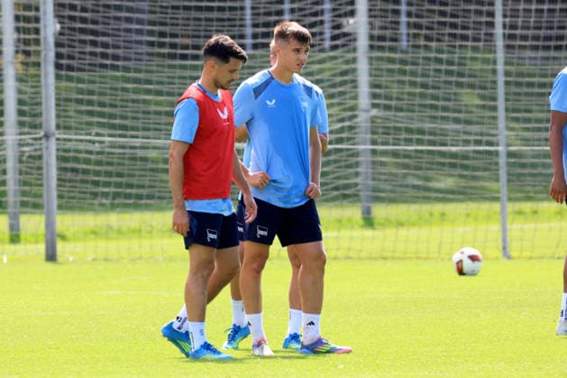 DEU, DFL, 2. FBL Hertha BSC, Training, 15.07.2026, Sportforum, Berlin, DEU, DFL, 2. FBL Hertha BSC, Training, Josip Brekalo (Hertha BSC Berlin 7), mit seinem Bruder Filip Brekalo DFL - regulations prohibit any use of Photographs as image sequences and or quasi-video Berlin Sportforum Berlin Deutschland *** GER, DFL, 2nd Bundesliga Hertha BSC, Training, July 15, 2026, Sportforum, Berlin, GER, DFL, 2nd Bundesliga Hertha BSC, Training, Josip Brekalo of Hertha BSC Berlin 7, with his brother Filip Brekalo. DFL regulations prohibit any use of photographs as image sequences and or quasi-video. Berlin Sportforum, Berlin, Germany Copyright: xNordphotox xEnglerx