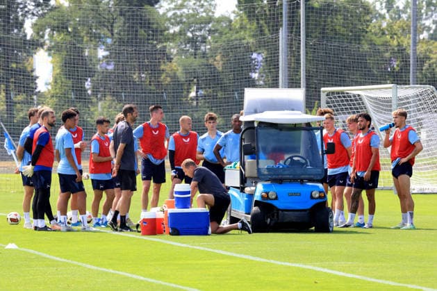 DEU, DFL, 2. FBL Hertha BSC, Training, 15.07.2026, Sportforum, Berlin, DEU, DFL, 2. FBL Hertha BSC, Training, Hertha-Spielerkreis um die Taktiktafel DFL - regulations prohibit any use of Photographs as image sequences and or quasi-video Berlin Sportforum Berlin Deutschland *** GER, DFL, 2nd Bundesliga Hertha BSC, Training, July 15, 2026, Sportforum, Berlin, GER, DFL, 2nd Bundesliga Hertha BSC, Training, Hertha players gathered around the tactics board DFL regulations prohibit any use of photographs as image sequences and or quasi-video Berlin Sportforum Berlin Germany Copyright: xNordphotox xEnglerx