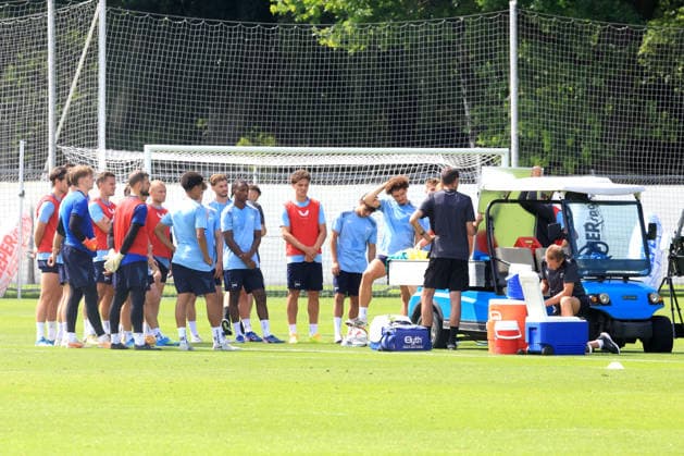DEU, DFL, 2. FBL Hertha BSC, Training, 15.07.2026, Sportforum, Berlin, DEU, DFL, 2. FBL Hertha BSC, Training, Hertha-Spielerkreis um die Taktiktafel DFL - regulations prohibit any use of Photographs as image sequences and or quasi-video Berlin Sportforum Berlin Deutschland *** GER, DFL, 2nd Bundesliga Hertha BSC, Training, July 15, 2026, Sportforum, Berlin, GER, DFL, 2nd Bundesliga Hertha BSC, Training, Hertha players gathered around the tactics board DFL regulations prohibit any use of photographs as image sequences and or quasi-video Berlin Sportforum Berlin Germany Copyright: xNordphotox xEnglerx