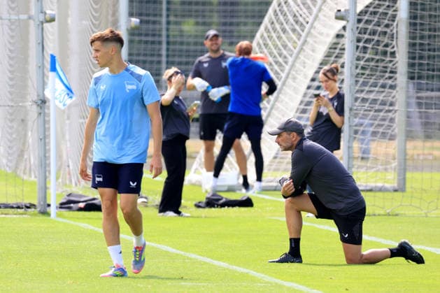 DEU, DFL, 2. FBL Hertha BSC, Training, 15.07.2026, Sportforum, Berlin, DEU, DFL, 2. FBL Hertha BSC, Training, Cheftrainer Stefan Leitl (Hertha BSC Berlin), mit seinem Bruder Filip Brekalo DFL - regulations prohibit any use of Photographs as image sequences and or quasi-video Berlin Sportforum Berlin Deutschland *** GER, DFL, 2nd Bundesliga Hertha BSC, Training, July 15, 2026, Sportforum, Berlin, GER, DFL, 2nd Bundesliga Hertha BSC, Training, Head Coach Stefan Leitl of Hertha BSC Berlin, with his brother Filip Brekalo. DFL regulations prohibit any use of photographs as image sequences and or quasi-video. Berlin Sportforum, Berlin, Germany Copyright: xNordphotox xEnglerx