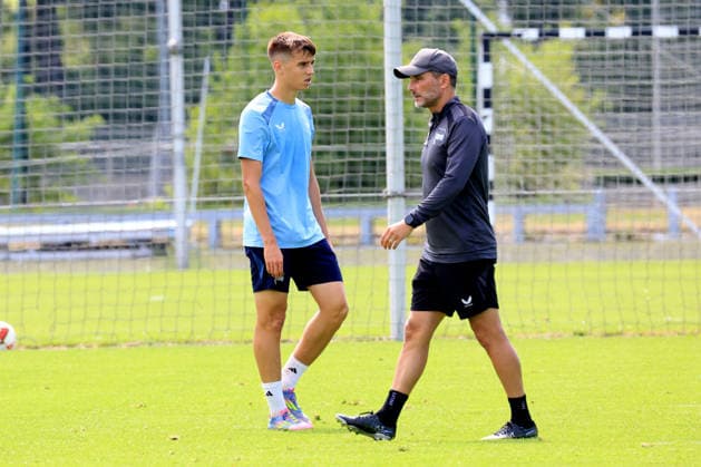 DEU, DFL, 2. FBL Hertha BSC, Training, 15.07.2026, Sportforum, Berlin, DEU, DFL, 2. FBL Hertha BSC, Training, Cheftrainer Stefan Leitl (Hertha BSC Berlin), mit seinem Bruder Filip Brekalo DFL - regulations prohibit any use of Photographs as image sequences and or quasi-video Berlin Sportforum Berlin Deutschland *** GER, DFL, 2nd Bundesliga Hertha BSC, Training, July 15, 2026, Sportforum, Berlin, GER, DFL, 2nd Bundesliga Hertha BSC, Training, Head Coach Stefan Leitl of Hertha BSC Berlin, with his brother Filip Brekalo. DFL regulations prohibit any use of photographs as image sequences and or quasi-video. Berlin Sportforum, Berlin, Germany Copyright: xNordphotox xEnglerx
