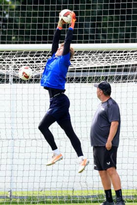 DEU, DFL, 2. FBL Hertha BSC, Training, 15.07.2026, Sportforum, Berlin, DEU, DFL, 2. FBL Hertha BSC, Training, Tim Goller (Hertha BSC Berlin 43), Torwarttrainer Andreas Menger (Hertha BSC Berlin) DFL - regulations prohibit any use of Photographs as image sequences and or quasi-video Berlin Sportforum Berlin Deutschland *** GER, DFL, 2nd Bundesliga Hertha BSC, Training, July 15, 2026, Sportforum, Berlin, GER, DFL, 2nd Bundesliga Hertha BSC, Training, Tim Goller Hertha BSC Berlin 43, Goalkeeper Coach Andreas Menger Hertha BSC Berlin DFL regulations prohibit any use of photographs as image sequences and or quasi-video Berlin Sportforum Berlin Germany Copyright: xNordphotox xEnglerx