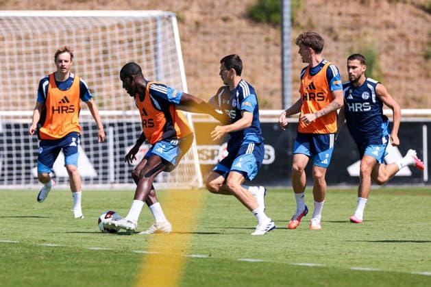 15.07.2026, Fussball, Training des FC Schalke 04. v. l. Finn Porath (FC Schalke 04), Bryan Lasme (FC Schalke 04), Ron Schallenberg (FC Schalke 04), Max Grüger (FC Schalke 04), Adil Aouchiche (FC Schalke 04). Gelsenkirchen Trainingsgelände FC Schalke 04 NRW Deutschland xRHR-FOTO YYx *** July 15, 2026, Soccer, FC Schalke 04 Training: From left, Finn Porath (FC Schalke 04), Bryan Lasme (FC Schalke 04), Ron Schallenberg (FC Schalke 04), Max Grüger (FC Schalke 04), Adil Aouchiche (FC Schalke 04), Gelsenkirchen, FC Schalke 04 training grounds, North Rhine-Westphalia, Germany, xRHR, PHOTO YYx Copyright: RHR-FOTOx RHR-FOTO YY