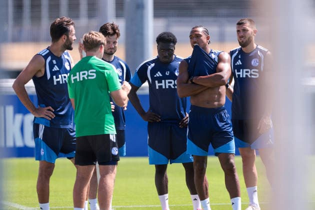 15.07.2026, Fussball, Training des FC Schalke 04. v. l. Kenan Karaman (FC Schalke 04), Reha-Trainer Marc Thum (FC Schalke 04), Adrian Gantenbein (FC Schalke 04), Zaid Tchibara (FC Schalke 04), Anton Donkor (FC Schalke 04), Hasan Kurucay (FC Schalke 04). Gelsenkirchen Trainingsgelände FC Schalke 04 NRW Deutschland xRHR-FOTO YYx *** July 15, 2026, Soccer, FC Schalke 04 training session: Kenan Karaman (FC Schalke 04), rehabilitation coach Marc Thum (FC Schalke 04), Adrian Gantenbein, FC Schalke 04; Zaid Tchibara, FC Schalke 04; Anton Donkor, FC Schalke 04; Hasan Kurucay, FC Schalke 04; Gelsenkirchen, FC Schalke 04 training facility, North Rhine-Westphalia, Germany, xRHR PHOTO YYx Copyright: RHR-FOTOx RHR-FOTO YY