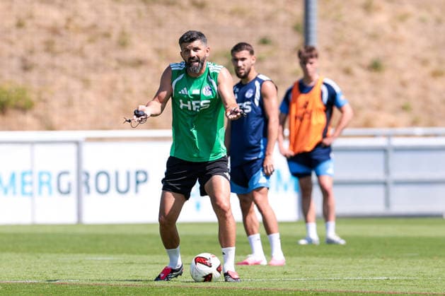 15.07.2026, Fussball, Training des FC Schalke 04. Trainer Miron Muslic (FC Schalke 04) gibt Anweisungen. Gelsenkirchen Trainingsgelände FC Schalke 04 NRW Deutschland xRHR-FOTO YYx *** July 15, 2026, Soccer, FC Schalke 04 practice; Coach Miron Muslic; FC Schalke 04 gives instructions; Gelsenkirchen; FC Schalke 04 training facility; North Rhine-Westphalia, Germany; xRHR; PHOTO YYx Copyright: RHR-FOTOx RHR-FOTO YY