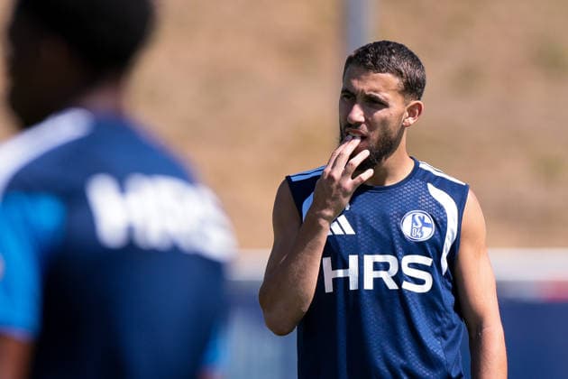 15.07.2026, Fussball, Training des FC Schalke 04. Adil Aouchiche (FC Schalke 04) denkt nach. Gelsenkirchen Trainingsgelände FC Schalke 04 NRW Deutschland xRHR-FOTO YYx *** July 15, 2026, Soccer, FC Schalke 04 practice, Adil Aouchiche, FC Schalke 04, Gelsenkirchen, FC Schalke 04 training facility, North Rhine-Westphalia, Germany, xRHR, PHOTO YYx Copyright: RHR-FOTOx RHR-FOTO YY