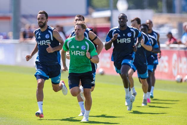 15.07.2026, Fussball, Training des FC Schalke 04. v. l. Kenan Karaman (FC Schalke 04), Reha-Trainer Marc Thum (FC Schalke 04), Bryan Lasme (FC Schalke 04). Gelsenkirchen Trainingsgelände FC Schalke 04 NRW Deutschland xRHR-FOTO YYx *** July 15, 2026, Soccer, FC Schalke 04 training: Kenan Karaman (FC Schalke 04), rehabilitation coach Marc Thum (FC Schalke 04), Bryan Lasme (FC Schalke 04), Gelsenkirchen, FC Schalke 04 training facility, North Rhine-Westphalia, Germany, xRHR PHOTO YYx Copyright: RHR-FOTOx RHR-FOTO YY