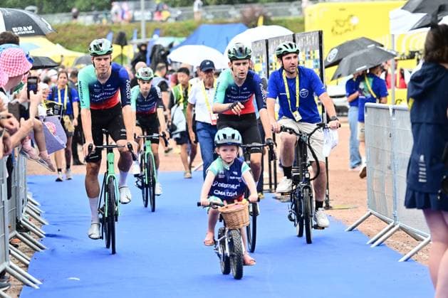 Sport Themen der Woche KW29 Sport Bilder des Tages Tour de France 2026 Stage 11 NEVERS, FRANCE - JULY 15 : Benoot Tiesj (BEL) of Decathlon CMA CGM Team and his daughter during stage 11 of the 113rd edition of Tour de France an UCI World Tour 2.UWT cycling road race stage for Men Elite of 161 km with start in Vichy and finish in Nevers on July 15, 2026 in Nevers, France, 15 07 2026 Nevers France  Copyright: xPeterxDexVoechtx