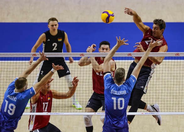 Sport Themen der Woche KW29 Sport Bilder des Tages WomenÕs Volleyball Nations League - Belgrade 2026 Germany s Tobias Krick spikes the ball against Slovenia s Saso Stalekar and Slovenia s Rok Mozic (L) during the MenÕs Volleyball Nations League Pool 7 match between Germany and Slovenia at Belgrade Arena on July 15, 2026 in Belgrade, Serbia. Belgrade Serbia Copyright: xSrdjanxStevanovicx x