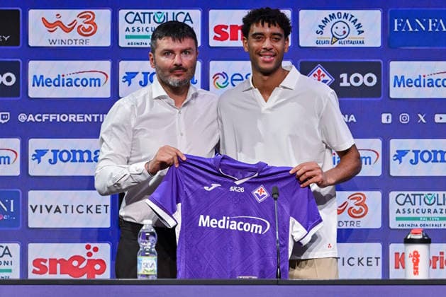Sport Bilder des Tages IPA86703909 - ACF Fiorentina sporting director Roberto Goretti and ACF Fiorentina midfielder Arthur Atta during the presentation of ACF Fiorentina s new player Arthur Atta, an Italian Serie A soccer match in Bagno a Ripoli (FI), Italy, July 15, 2026  Copyright: xLisaxGuglielmi IPAxSportx xx 86703909