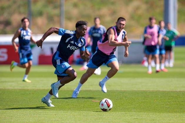 15.07.2026, Fussball, Training des FC Schalke 04. v. l. Junior Adamu (FC Schalke 04), Hasan Kurucay (FC Schalke 04). Gelsenkirchen Trainingsgelände FC Schalke 04 NRW Deutschland xRHR-FOTO YYx *** July 15, 2026, Soccer, FC Schalke 04 training session featuring Junior Adamu (FC Schalke 04) and Hasan Kurucay (FC Schalke 04), Gelsenkirchen, FC Schalke 04 training facility, North Rhine-Westphalia, Germany, xRHR PHOTO YYx Copyright: RHR-FOTOx RHR-FOTO YY