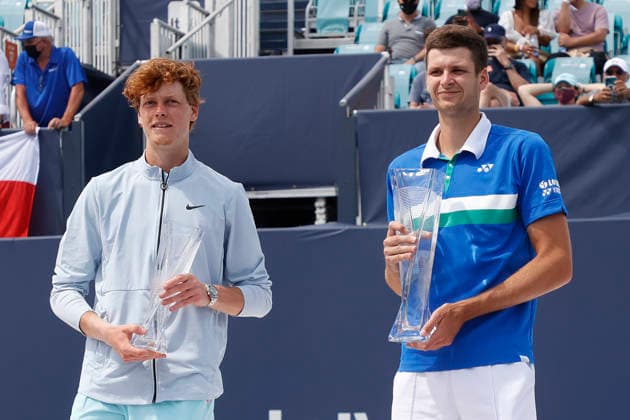 USA TENNIS MIAMI OPEN Miami Open tennis tournament epa09116097 Hubert Hurkacz of Poland (R) and Jannik Sinner of Italy (L) pose with their trophies after Hurkacz defeated Sinner in their Men s Singles Finals match at the Miami Open tennis tournament in Miami Gardens, Florida, USA, 04 April 2021. MIAMI United States  Copyright: xRHONAxWISEx