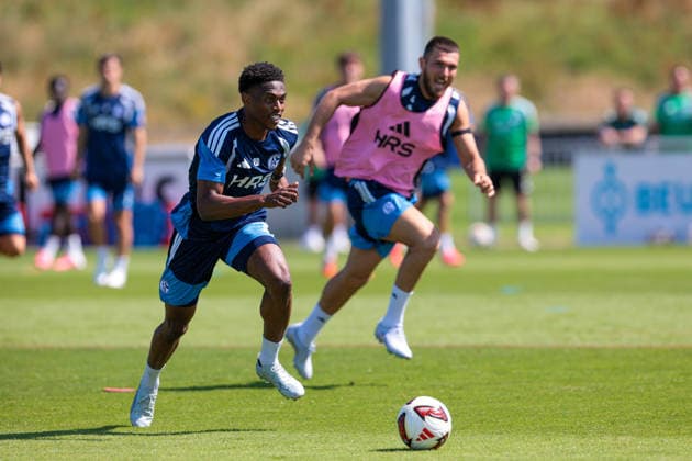 15.07.2026, Fussball, Training des FC Schalke 04. v. l. Junior Adamu (FC Schalke 04), Hasan Kurucay (FC Schalke 04). Gelsenkirchen Trainingsgelände FC Schalke 04 NRW Deutschland xRHR-FOTO YYx *** July 15, 2026, Soccer, FC Schalke 04 training session featuring Junior Adamu (FC Schalke 04) and Hasan Kurucay (FC Schalke 04), Gelsenkirchen, FC Schalke 04 training facility, North Rhine-Westphalia, Germany, xRHR PHOTO YYx Copyright: RHR-FOTOx RHR-FOTO YY