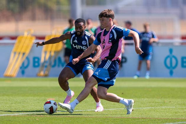 15.07.2026, Fussball, Training des FC Schalke 04. v. l. Moussa Sylla (FC Schalke 04), Dylan Leonard (FC Schalke 04). Gelsenkirchen Trainingsgelände FC Schalke 04 NRW Deutschland xRHR-FOTO YYx *** July 15, 2026, Soccer, FC Schalke 04 practice featuring Moussa Sylla (FC Schalke 04) and Dylan Leonard (FC Schalke 04), Gelsenkirchen, FC Schalke 04 training facility, North Rhine-Westphalia, Germany, xRHR PHOTO YYx Copyright: RHR-FOTOx RHR-FOTO YY