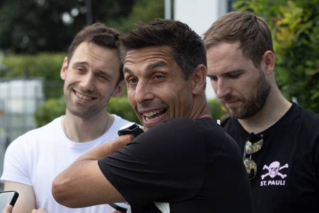 Marcel Rapp ( mr FC St. Pauli) gut gelaunt in der Medienrunde mit u.a. Rupert Fabig vom Abendblatt Marcel Rapp ist sichtlich gut gelaunt, im Hintergrund lacht auch Rupert Farbig ( Abendblatt) lacht mit zwei Begleitern am Trainingszentrum *** Marcel Rapp of FC St. Pauli is in good spirits during the media session with, among others, Rupert Fabig of the *Abendblatt*. Marcel Rapp is visibly in good spirits; in the background, Rupert Fabig of the *Abendblatt* is also laughing alongside two companions at the training center. Copyright: xspeedshotx xAndreasxTolksdorfx