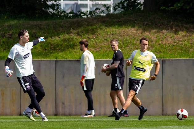 Vier Spieler des FC St. Pauli beim Training im Trainingszentrum Hamburg. Ein Torwart mit Handschuhen gibt Anweisungen, während ein Feldspieler ( 19) mit gelbem Trainingsweste auf den Ball zuläuft. FC St. Pauli Trainingseinheit mit vier Spielern im Trainingszentrum Hamburg *** Four FC St. Pauli players during training at the Hamburg Training Center. A goalkeeper wearing gloves gives instructions while a field player (No. 19) in a yellow training vest runs toward the ball. FC St. Pauli training session with four players at the Hamburg Training Center Copyright: xAndreasxTolksdorfx