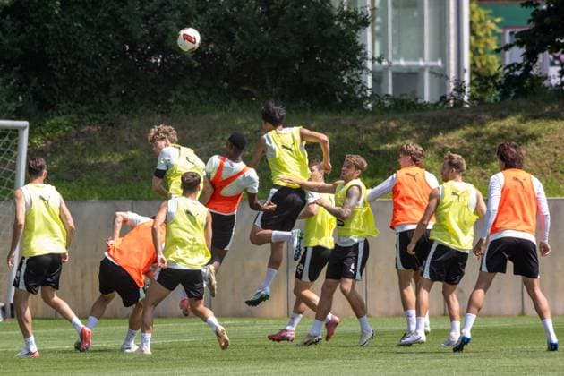 Mehrere Spieler des FC St. Pauli kämpfen im Trainingsspiel um einen hohen Ball, ein Spieler springt zum Kopfball. Die Szene findet auf dem Trainingsplatz am Trainingszentrum in Hamburg statt. Standard Übungen waren heute angesagt beim FC St. Pauli *** Several FC St. Pauli players are battling for a high ball during a practice match; one player jumps to head the ball. The scene takes place on the practice field at the training center in Hamburg. Standard drills were on the agenda today at FC St. Pauli. Copyright: xAndreasxTolksdorfx