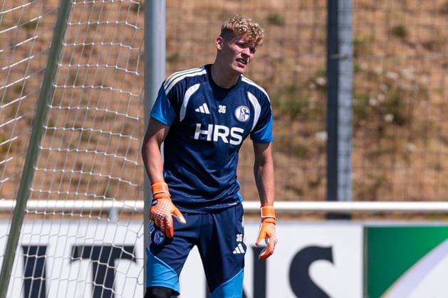15.07.2026, Fussball, Training des FC Schalke 04. Torwart Johannes Siebeking (FC Schalke 04). Gelsenkirchen Trainingsgelände FC Schalke 04 NRW Deutschland xRHR-FOTO YYx *** July 15, 2026, Soccer, FC Schalke 04 goalkeeper Johannes Siebeking at training, FC Schalke 04 Gelsenkirchen, FC Schalke 04 training facility, North Rhine-Westphalia, Germany, xRHR PHOTO YYx Copyright: RHR-FOTOx RHR-FOTO YY