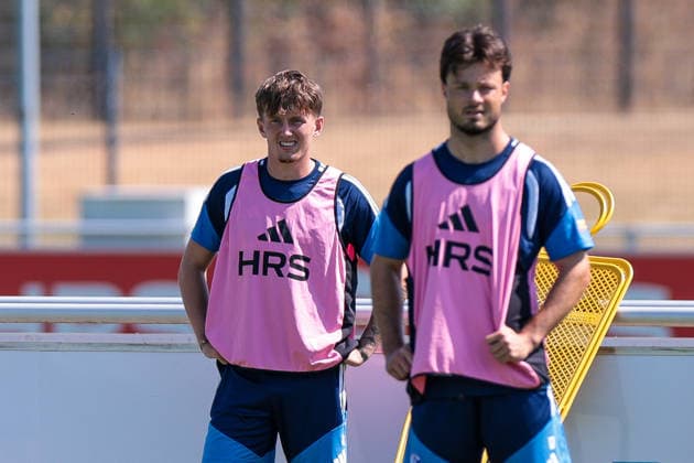 15.07.2026, Fussball, Training des FC Schalke 04. v. l. Max Grüger (FC Schalke 04), Adrian Gantenbein (FC Schalke 04). Gelsenkirchen Trainingsgelände FC Schalke 04 NRW Deutschland xRHR-FOTO YYx *** July 15, 2026, Soccer, FC Schalke 04 practice, photo by Max Grüger, FC Schalke 04, Adrian Gantenbein, FC Schalke 04, Gelsenkirchen, FC Schalke 04 training facility, North Rhine-Westphalia, Germany, xRHR, PHOTO YYx Copyright: RHR-FOTOx RHR-FOTO YY