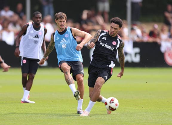 15.07.2026, Fussball Training, Eintracht Frankfurt, v.l., Robin Koch (Eintracht Frankfurt), Pharell Nnamdi Collins (Eintracht Frankfurt) DFL DFB REGULATIONS PROHIBIT ANY USE OF PHOTOGRAPHS AS IMAGE SEQUENCES AND OR QUASI-VIDEO. xdcx *** July 15, 2026, Soccer practice, Eintracht Frankfurt, from left: Robin Koch (Eintracht Frankfurt), Pharell Nnamdi Collins (Eintracht Frankfurt). DFL and DFB regulations prohibit any use of photographs as image sequences and or quasi-video. xdcx Copyright: HMBxMedia Claus
