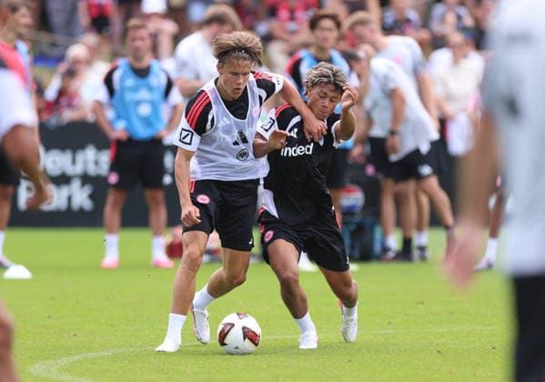 15.07.2026, Fussball Training, Eintracht Frankfurt, v.l., Love Arrhov (Eintracht Frankfurt), Marvin Dills (Eintracht Frankfurt) DFL DFB REGULATIONS PROHIBIT ANY USE OF PHOTOGRAPHS AS IMAGE SEQUENCES AND OR QUASI-VIDEO. xdcx *** July 15, 2026, Soccer Practice, Eintracht Frankfurt, from left: Love Arrhov (Eintracht Frankfurt), Marvin Dills (Eintracht Frankfurt). DFL and DFB regulations prohibit any use of photographs as image sequences and or quasi-video. xdcx Copyright: HMBxMedia Claus