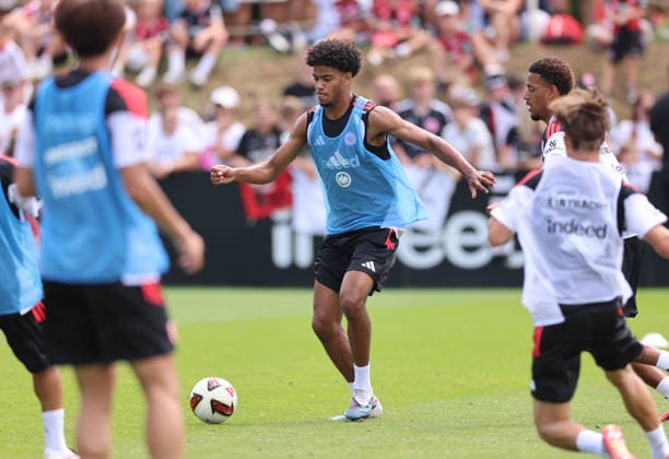 15.07.2026, Fussball Training, Eintracht Frankfurt, v.l., Malik Pimpong (Eintracht Frankfurt) DFL DFB REGULATIONS PROHIBIT ANY USE OF PHOTOGRAPHS AS IMAGE SEQUENCES AND OR QUASI-VIDEO. xdcx *** July 15, 2026, Soccer Practice, Eintracht Frankfurt, from left: Malik Pimpong, Eintracht Frankfurt. DFL and DFB regulations prohibit any use of photographs as image sequences and or quasi-video. xdcx Copyright: HMBxMedia Claus