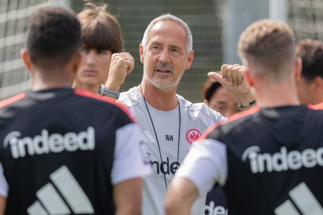 Training Eintracht Frankfurt Trainer Adi Hütter (Eintracht Frankfurt) spricht zu seinen Spielern. Training von Eintracht Frankfurt am 15. Juli 2026 im Deutsche Bank Park in Frankfurt am Main., Frankfurt am Main Hessen Deutschland Deutsche Bank Park *** Training: Eintracht Frankfurt Coach Adi Hütter speaks to his players during Eintracht Frankfurt s training session on July 15, 2026, at Deutsche Bank Park in Frankfurt am Main, Frankfurt am Main, Hesse, Germany; Deutsche Bank Park