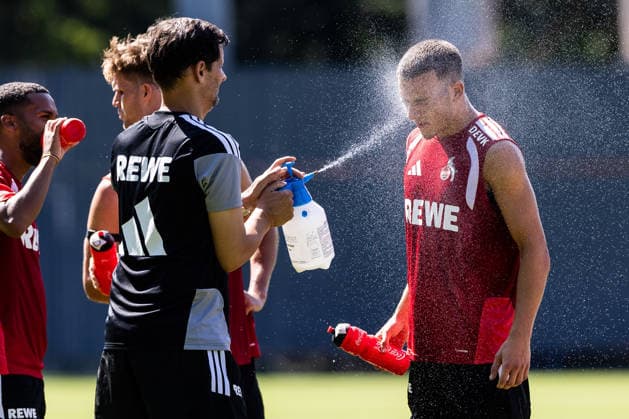 Sport Themen der Woche KW29 Sport Bilder des Tages COLOGNE, GERMANY - JULY 15: Said El Mala (1. FC Koeln, 13) getting cold water in his face during a training session of season 2026 27 at Geissbockheim on July 15, 2026 in Cologne, Germany. North Rhine Westphalia Germany Copyright: xSteffiexWunderlx