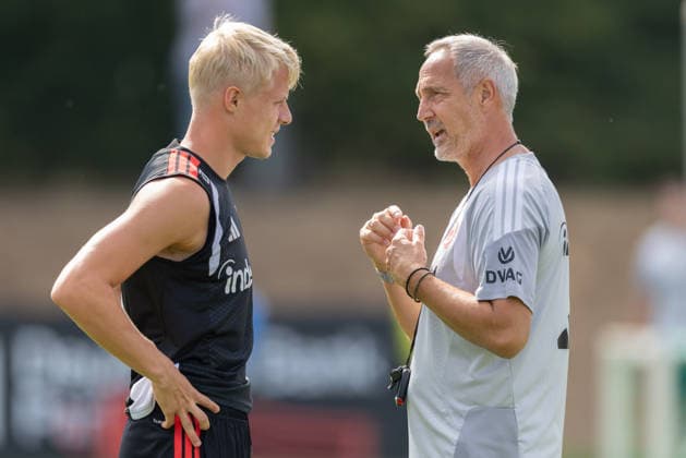 Training Eintracht Frankfurt Trainer Adi Hütter (Eintracht Frankfurt, rechts) im Gespräch mit seinem Spieler Oscar Hojlund (Eintracht Frankfurt, 6). Training von Eintracht Frankfurt am 15. Juli 2026 im Deutsche Bank Park in Frankfurt am Main., Frankfurt am Main Hessen Deutschland Deutsche Bank Park *** Training: Eintracht Frankfurt coach Adi Hütter (right) talking with his player Oscar Hojlund (left), Eintracht Frankfurt, during a training session on July 15, 2026, at Deutsche Bank Park in Frankfurt am Main, Frankfurt am Main, Hesse, Germany, Deutsche Bank Park