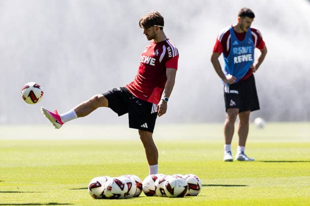 COLOGNE, GERMANY - JULY 15: Jan Thielmann (1. FC Koeln, 29) controls the ball during a training session of season 2026 27 at Geissbockheim on July 15, 2026 in Cologne, Germany. North Rhine Westphalia Germany Copyright: xSteffiexWunderlx