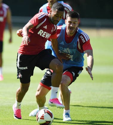 15.07.2026, xophax, Fussball 1.Bundesliga, 1.FC Koeln , Trainingsauftakt am Geissbockheim. Luka Lochoshvili , rechts ( 1.FC Köln ) versucht Linton Maina , links ( 1.FC Köln ) zu stoppen Koeln *** July 15, 2026, xophax, Soccer, Bundesliga 1, 1. FC Köln, First day of training at Geissbockheim: Luka Lochoshvili (right) of 1. FC Köln tries to stop Linton Maina (left) of 1. FC Köln