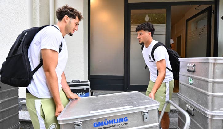 15.07.2026 - Fussball - 2. Bundesliga - Saison 2026 2027 - SpVgg Greuther Fürth Fuerth - Trainingslager Bad Wörishofen - - xwoxzix - Maxim Dal ( SpVgg Greuther Fürth ) und Mehmet Avlayici (44, SpVgg Greuther Fürth ) tragen Ausrüstung *** July 15, 2026 Soccer 2. Bundesliga 2026–2027 Season SpVgg Greuther Fürth Fürth Training Camp Bad Wörishofen xwoxzix Maxim Dal of SpVgg Greuther Fürth and Mehmet Avlayici 44, SpVgg Greuther Fürth are wearing their uniforms