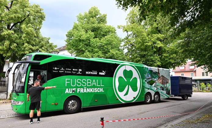 15.07.2026 - Fussball - 2. Bundesliga - Saison 2026 2027 - SpVgg Greuther Fürth Fuerth - Trainingslager Bad Wörishofen - - xwoxzix - Daniel Wiegand ( Team-Koordinator Zeugwart SpVgg Greuther Fürth ) vor Mannschaftsbus *** July 15, 2026 Soccer 2. Bundesliga 2026–2027 Season SpVgg Greuther Fürth Fürth Training Camp in Bad Wörishofen xwoxzix Daniel Wiegand, Team Coordinator and Equipment Manager for SpVgg Greuther Fürth, in front of the team bus
