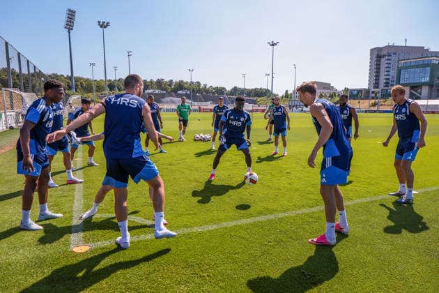 15.07.2026, Fussball, Training des FC Schalke 04. Die Spieler des S04 spielen Rondo. Gelsenkirchen Trainingsgelände FC Schalke 04 NRW Deutschland xRHR-FOTO YYx *** July 15, 2026, Soccer, FC Schalke 04 Training: S04 players play rondo at the FC Schalke 04 training facility in Gelsenkirchen, North Rhine-Westphalia, Germany xRHR PHOTO YYx Copyright: RHR-FOTOx RHR-FOTO YY