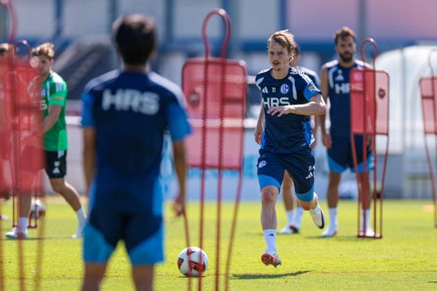15.07.2026, Fussball, Training des FC Schalke 04. Finn Porath (FC Schalke 04). Gelsenkirchen Trainingsgelände FC Schalke 04 NRW Deutschland xRHR-FOTO YYx *** July 15, 2026, Soccer, FC Schalke 04 practice Finn Porath FC Schalke 04 Gelsenkirchen FC Schalke 04 training facility NRW Germany xRHR PHOTO YYx Copyright: RHR-FOTOx RHR-FOTO YY