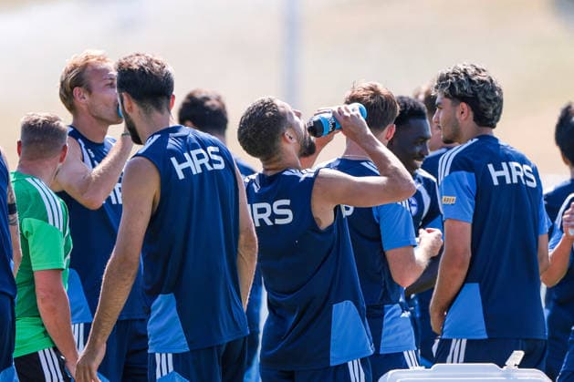 15.07.2026, Fussball, Training des FC Schalke 04. Trinkpause für die Spieler. Gelsenkirchen Trainingsgelände FC Schalke 04 NRW Deutschland xRHR-FOTO YYx *** July 15, 2026, Soccer, FC Schalke 04 practice. Players take a water break. Gelsenkirchen, FC Schalke 04 training facility, North Rhine-Westphalia, Germany xRHR PHOTO YYx Copyright: RHR-FOTOx RHR-FOTO YY